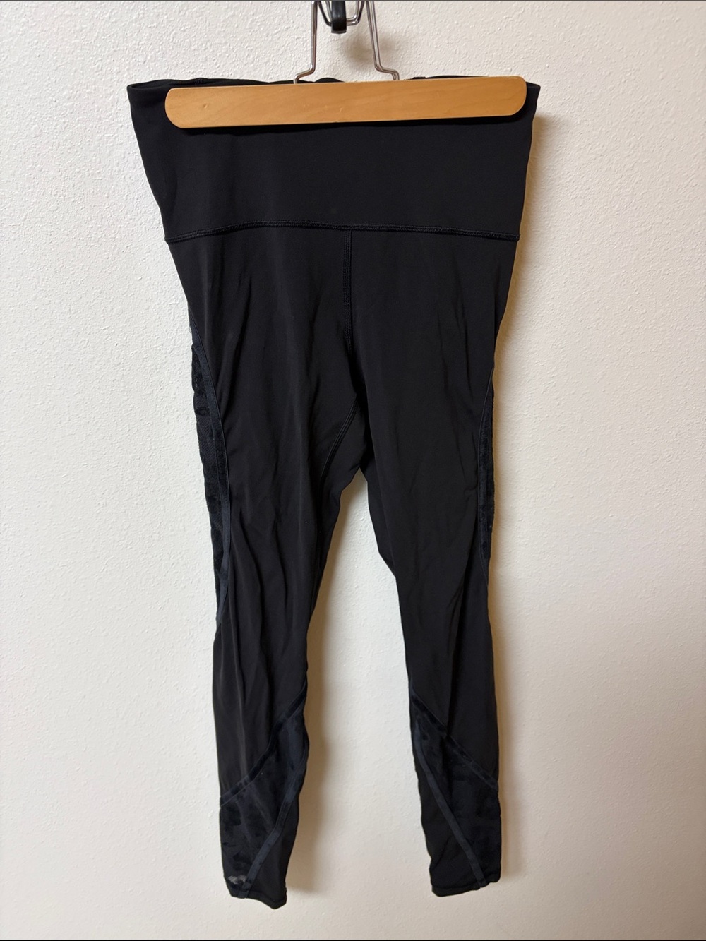 Lululemon black floral “like new” Leggings women’s size 6